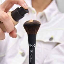 01 Foundation brush - Intuitiv applicering med perfekt finish
