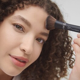 01 Foundation brush - Intuitiv applicering med perfekt finish