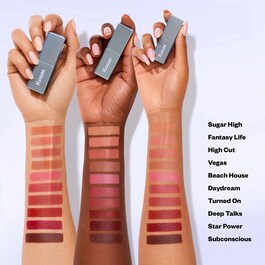 Weightless Lip Color - Vårdande läppstift med satinfinish