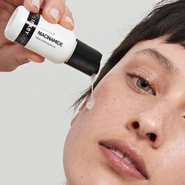 Oljekontrollerande serum med niacinamid