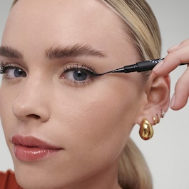 12H Intense Ink Felt Liner Fine Line -  Superexakt och intensiv eyeliner
