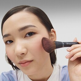 04 Blush & contour brush - Intuitiv applicering med perfekt finish